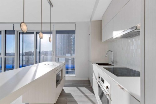 404-615 6 Avenue Se, Calgary, AB - Indoor Photo Showing Kitchen With Upgraded Kitchen