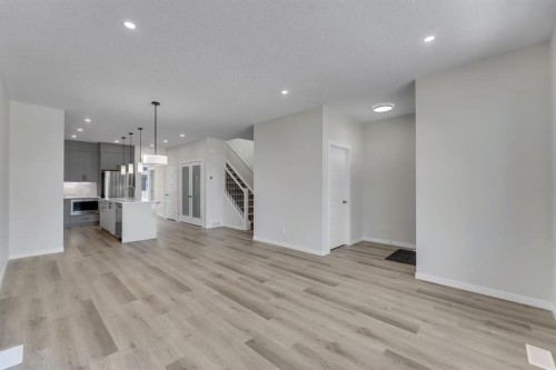 106 Corner Glen Grove Ne, Calgary, AB - Indoor Photo Showing Kitchen