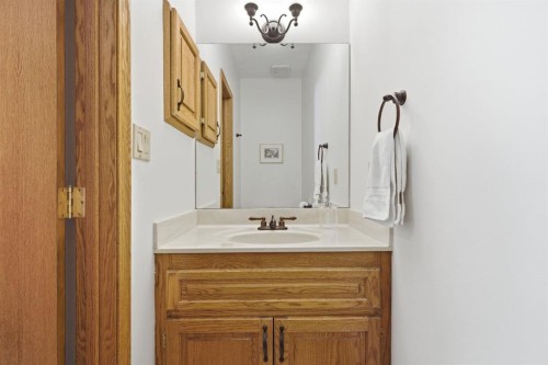 30 Edgeview Road Nw, Calgary, AB - Indoor Photo Showing Bathroom
