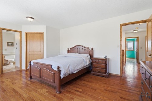 30 Edgeview Road Nw, Calgary, AB - Indoor Photo Showing Bedroom