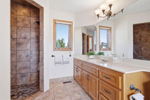 30 Edgeview Road Nw, Calgary, AB - Indoor Photo Showing Bathroom