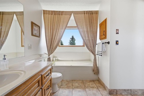 30 Edgeview Road Nw, Calgary, AB - Indoor Photo Showing Bathroom