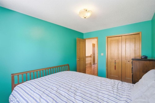 30 Edgeview Road Nw, Calgary, AB - Indoor Photo Showing Bedroom