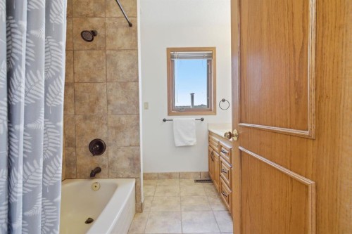 30 Edgeview Road Nw, Calgary, AB - Indoor Photo Showing Bathroom