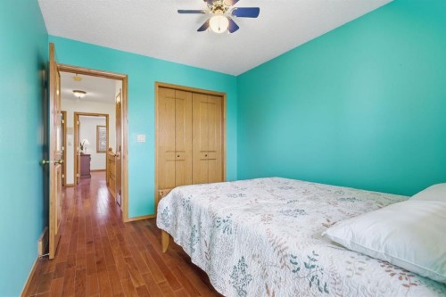30 Edgeview Road Nw, Calgary, AB - Indoor Photo Showing Bedroom