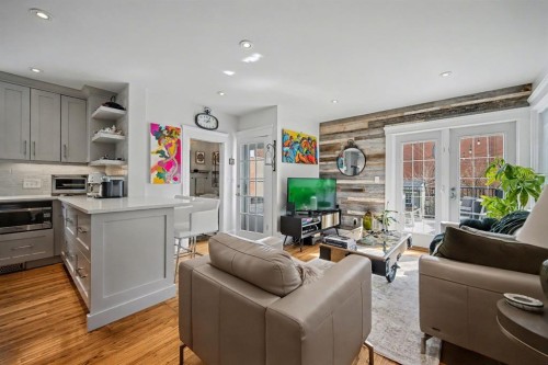 223 2 Avenue Ne, Calgary, AB - Indoor Photo Showing Living Room