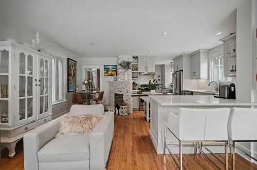 223 2 Avenue Ne, Calgary, AB - Indoor Photo Showing Kitchen With Upgraded Kitchen
