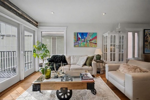 223 2 Avenue Ne, Calgary, AB - Indoor Photo Showing Living Room