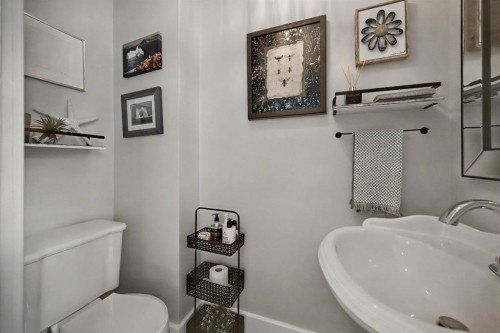 223 2 Avenue Ne, Calgary, AB - Indoor Photo Showing Bathroom