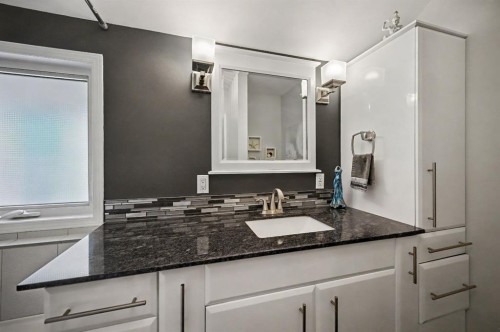 223 2 Avenue Ne, Calgary, AB - Indoor Photo Showing Bathroom