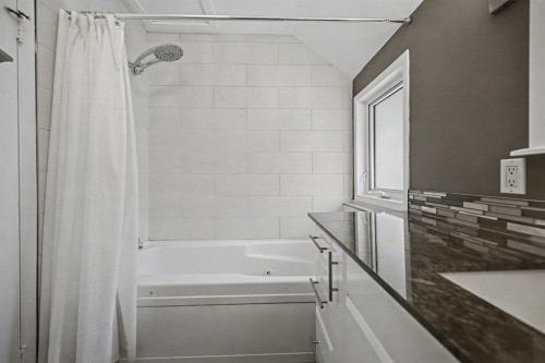 223 2 Avenue Ne, Calgary, AB - Indoor Photo Showing Bathroom