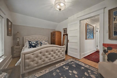 223 2 Avenue Ne, Calgary, AB - Indoor Photo Showing Bedroom