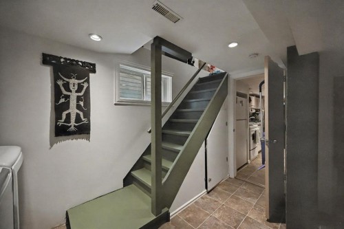 223 2 Avenue Ne, Calgary, AB - Indoor Photo Showing Laundry Room