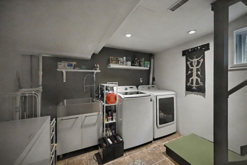 223 2 Avenue Ne, Calgary, AB - Indoor Photo Showing Laundry Room