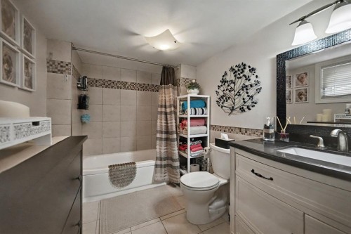 223 2 Avenue Ne, Calgary, AB - Indoor Photo Showing Bathroom