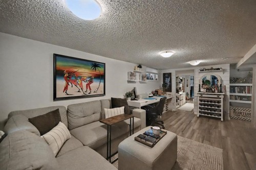 223 2 Avenue Ne, Calgary, AB - Indoor Photo Showing Living Room