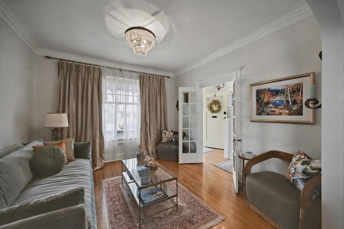 223 2 Avenue Ne, Calgary, AB - Indoor Photo Showing Living Room