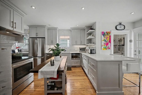 223 2 Avenue Ne, Calgary, AB - Indoor Photo Showing Kitchen With Stainless Steel Kitchen With Upgraded Kitchen