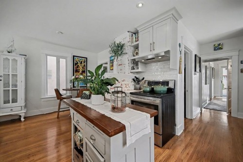 223 2 Avenue Ne, Calgary, AB - Indoor Photo Showing Kitchen