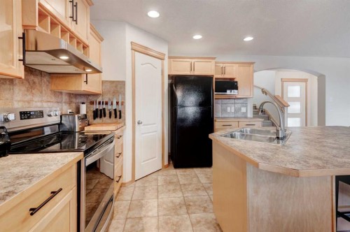 41 Chapman Close Se, Calgary, AB - Indoor Photo Showing Kitchen With Double Sink