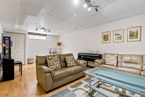 310 Somerset Drive Sw, Calgary, AB - Indoor Photo Showing Living Room