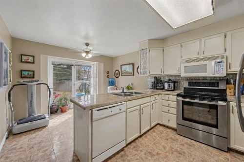 983 Woodbine Boulevard Sw, Calgary, AB - Indoor Photo Showing Kitchen With Double Sink