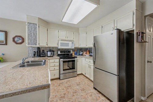983 Woodbine Boulevard Sw, Calgary, AB - Indoor Photo Showing Kitchen With Double Sink