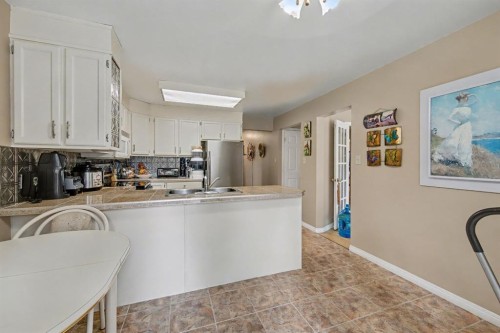 983 Woodbine Boulevard Sw, Calgary, AB - Indoor Photo Showing Kitchen