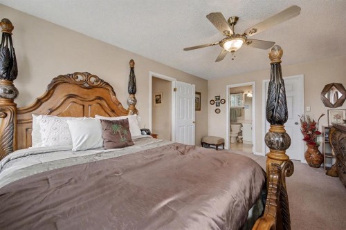 983 Woodbine Boulevard Sw, Calgary, AB - Indoor Photo Showing Bedroom