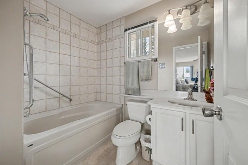 983 Woodbine Boulevard Sw, Calgary, AB - Indoor Photo Showing Bathroom