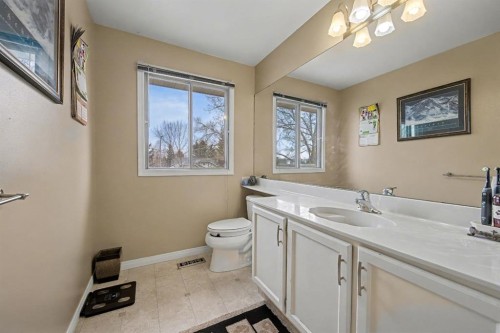 983 Woodbine Boulevard Sw, Calgary, AB - Indoor Photo Showing Bathroom