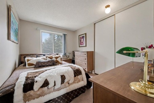 983 Woodbine Boulevard Sw, Calgary, AB - Indoor Photo Showing Bedroom