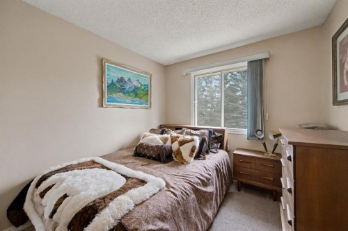 983 Woodbine Boulevard Sw, Calgary, AB - Indoor Photo Showing Bedroom