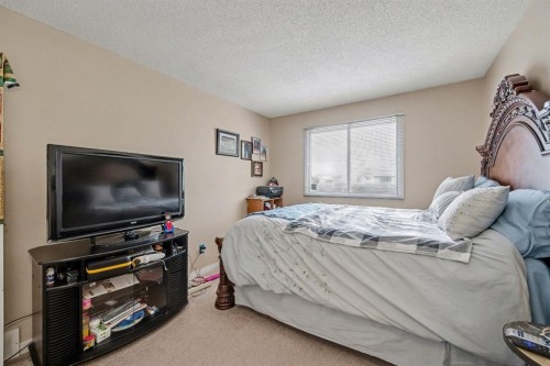983 Woodbine Boulevard Sw, Calgary, AB - Indoor Photo Showing Bedroom