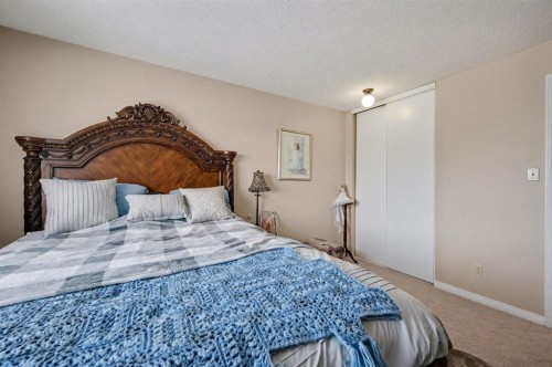 983 Woodbine Boulevard Sw, Calgary, AB - Indoor Photo Showing Bedroom