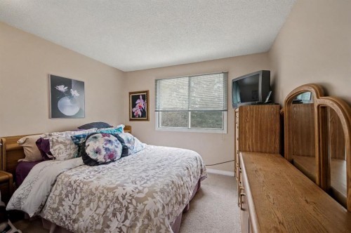 983 Woodbine Boulevard Sw, Calgary, AB - Indoor Photo Showing Bedroom