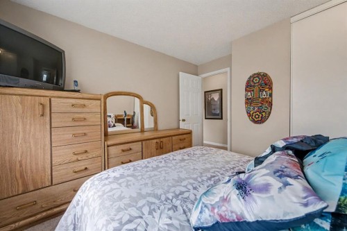 983 Woodbine Boulevard Sw, Calgary, AB - Indoor Photo Showing Bedroom