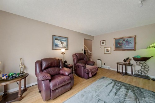 983 Woodbine Boulevard Sw, Calgary, AB - Indoor Photo Showing Living Room