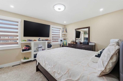 171 Coral Springs Park Ne, Calgary, AB - Indoor Photo Showing Bedroom