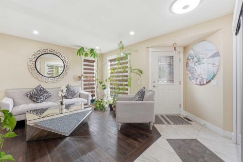 171 Coral Springs Park Ne, Calgary, AB - Indoor Photo Showing Living Room