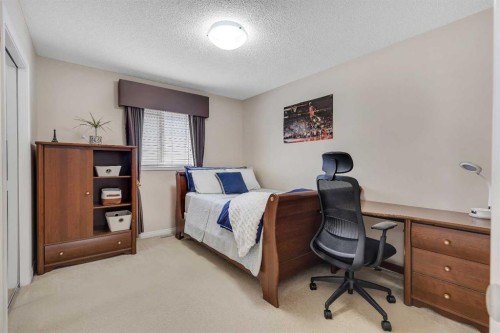 32 Panatella Row Nw, Calgary, AB - Indoor Photo Showing Other Room