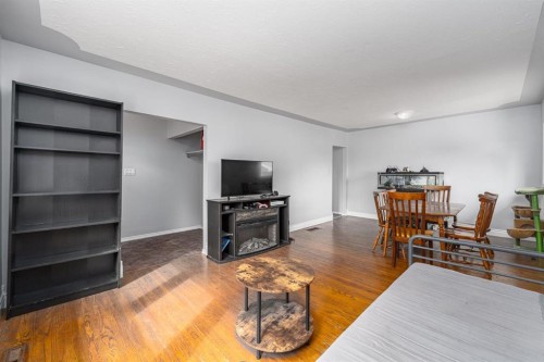 4510 Forman Crescent Se, Calgary, AB - Indoor Photo Showing Living Room