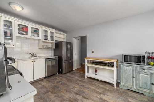 4510 Forman Crescent Se, Calgary, AB - Indoor Photo Showing Kitchen