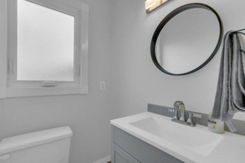 220 Cedarbrook Bay Sw, Calgary, AB - Indoor Photo Showing Bathroom