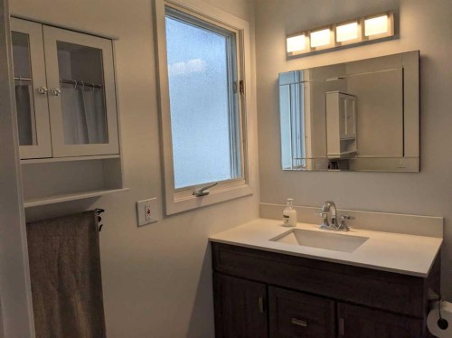 220 Cedarbrook Bay Sw, Calgary, AB - Indoor Photo Showing Bathroom