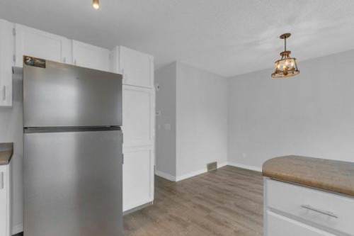 220 Cedarbrook Bay Sw, Calgary, AB - Indoor Photo Showing Kitchen