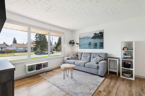4604 Fordham Crescent Se, Calgary, AB - Indoor Photo Showing Living Room