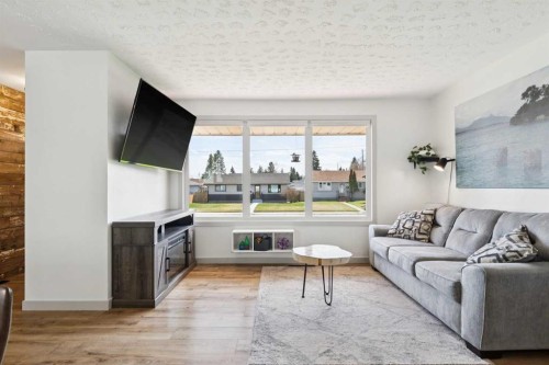 4604 Fordham Crescent Se, Calgary, AB - Indoor Photo Showing Living Room