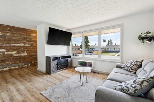 4604 Fordham Crescent Se, Calgary, AB - Indoor Photo Showing Living Room