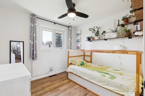 4604 Fordham Crescent Se, Calgary, AB - Indoor Photo Showing Bedroom